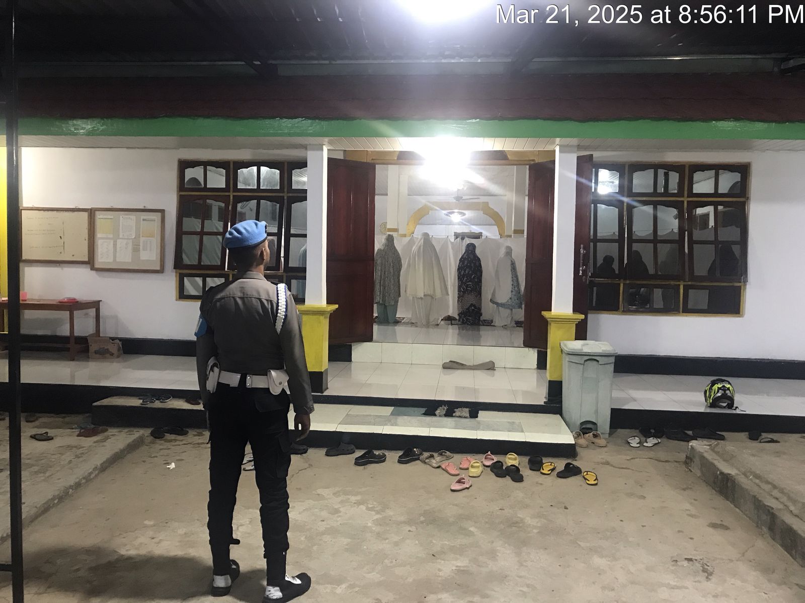 Polsek Kisar laksanakan Pengamanan  Ibadah Sholat Tarawih di Masjid Al Muhajirin