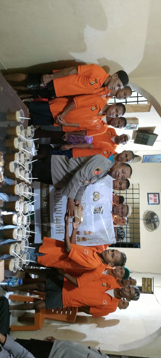 Polresta Ambon Gelar Pembagian Takjil dan Buka Puasa Bersama Tahanan