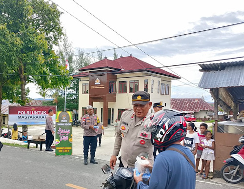 Polsek Tanimbar Selatan bagi-bagi Takjil gratis jelang buka puasa