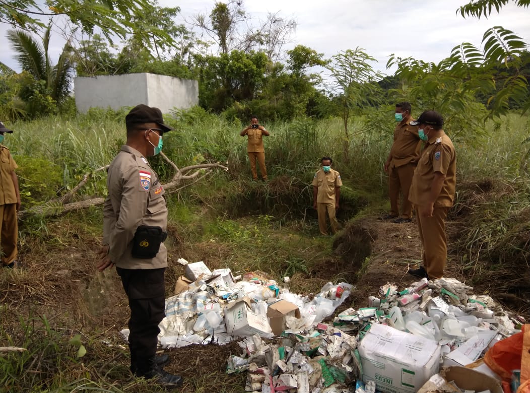 Polsek Tepa Kawal Petugas Puskesmas Rumahlewang Besar Memusnahkan Produk Obat dan BMHP