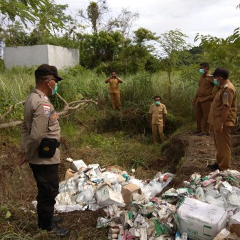 Polsek Tepa Kawal Petugas Puskesmas Rumahlewang Besar Memusnahkan Produk Obat dan BMHP