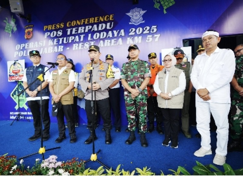 Tinjau Rest Area KM 57, Kapolri Pastikan Kelancaran dan Pelayanan Masyarakat saat Arus Mudik