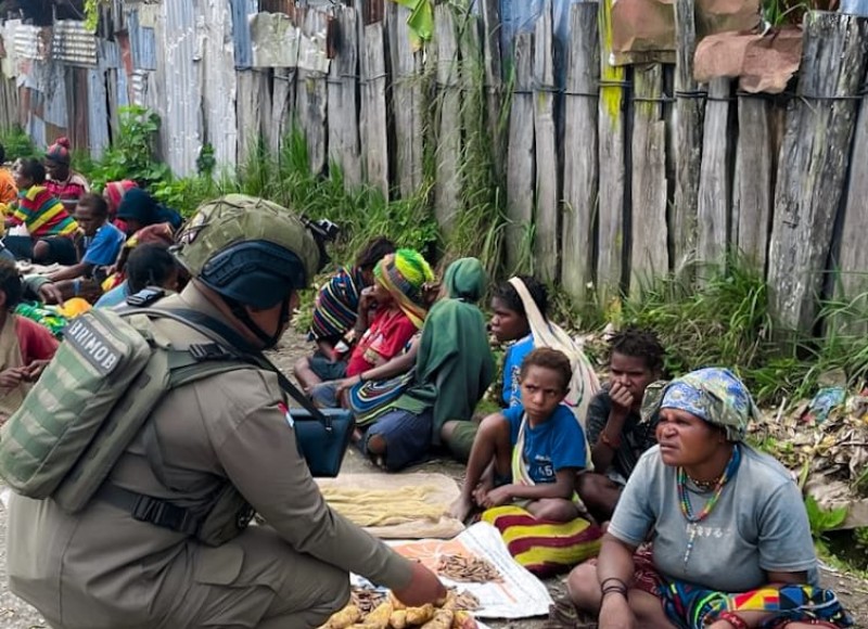 Satgas Ops Damai Cartenz-2025 Perkuat Hubungan Dengan Masyarakat, Sapa Mama-Mama Penjual Lokal di Intan Jaya