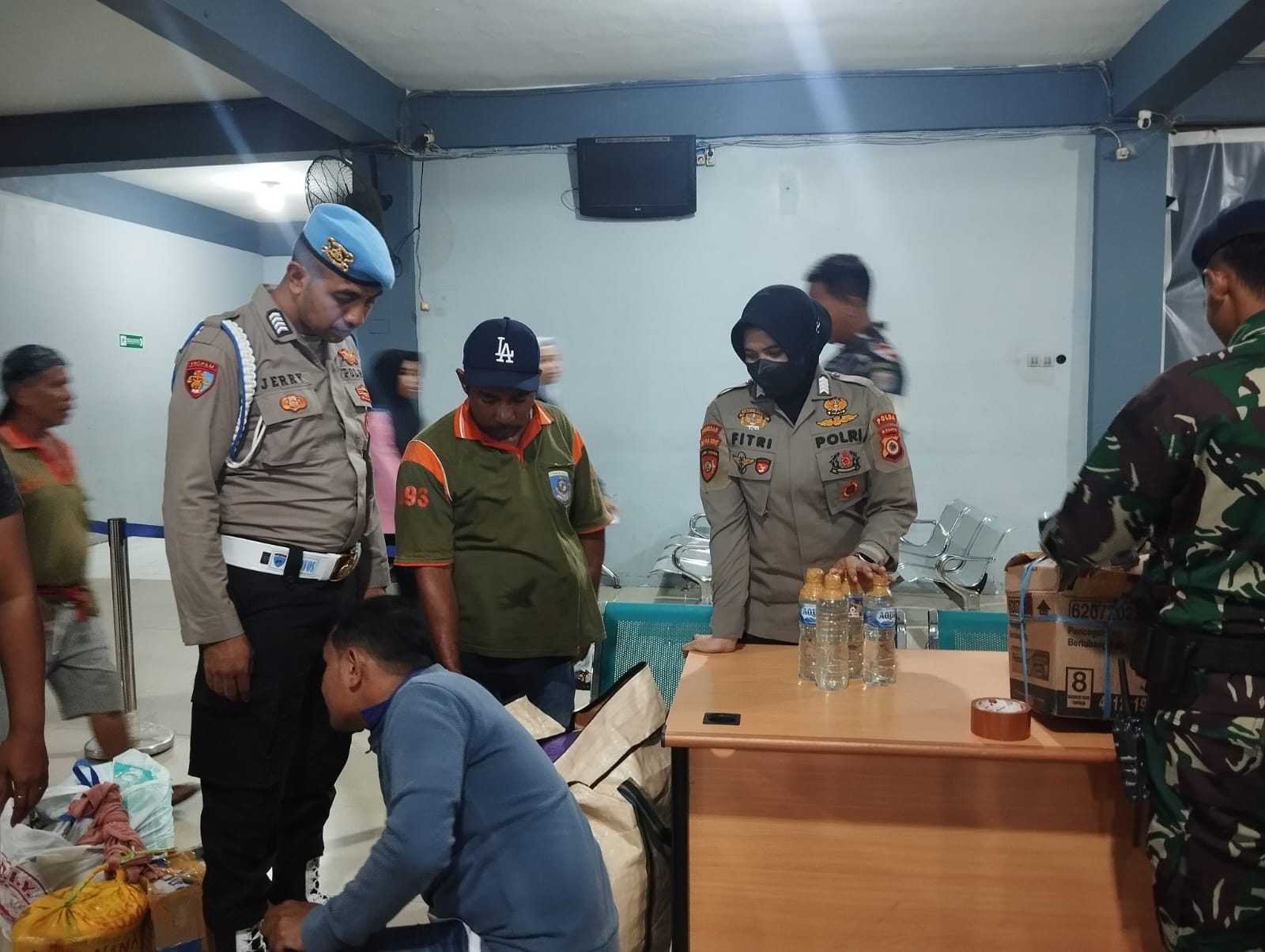 Polsek KPYS Amankan 37 Liter Miras Tradisional di Pelabuhan Yos Sudarso Ambon