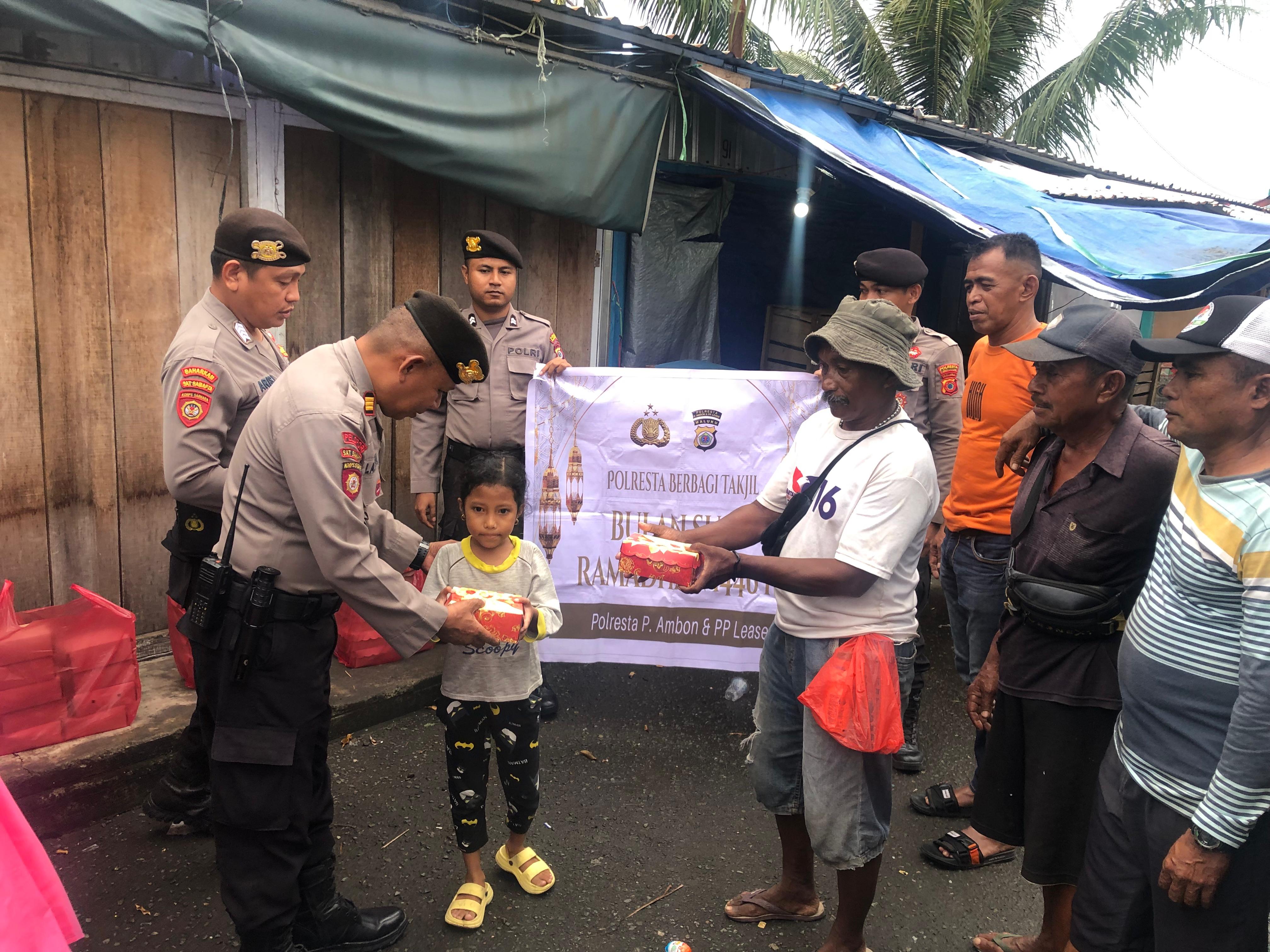 Polresta Ambon Berbagi Takjil kepada Pekerja Transportasi dan Buruh Pelabuhan