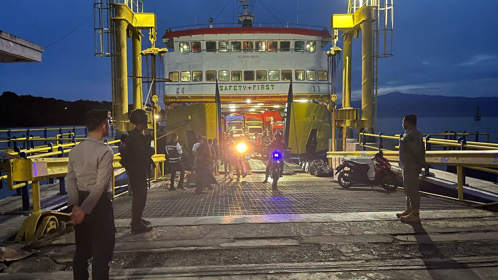 Polres Buru Laksanakan Pengamanan Kedatangan Kapal KM. Wayangan dalam Rangka Operasi Ketupat Salawaku 2025