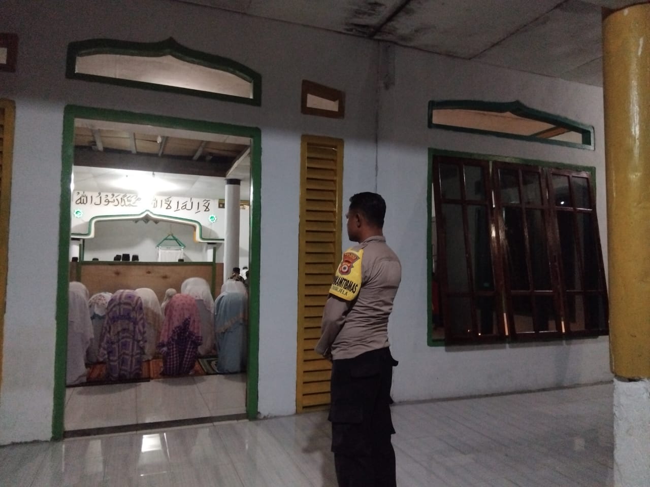 Bhabinkamtibmas Laksanakan Pengamanan Sholat Taraweh Dan Berikan Himbauan Kamtibmas.
