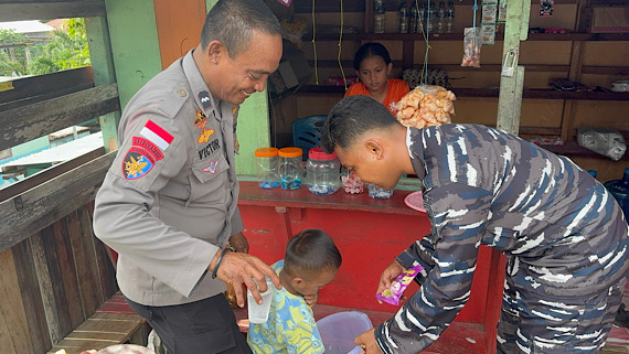 Respon cepat Petugas Pos Pam Polres Kepulauan Tanimbar, berhasil kembalikan Anak yang terpisah ke Orang tua nya