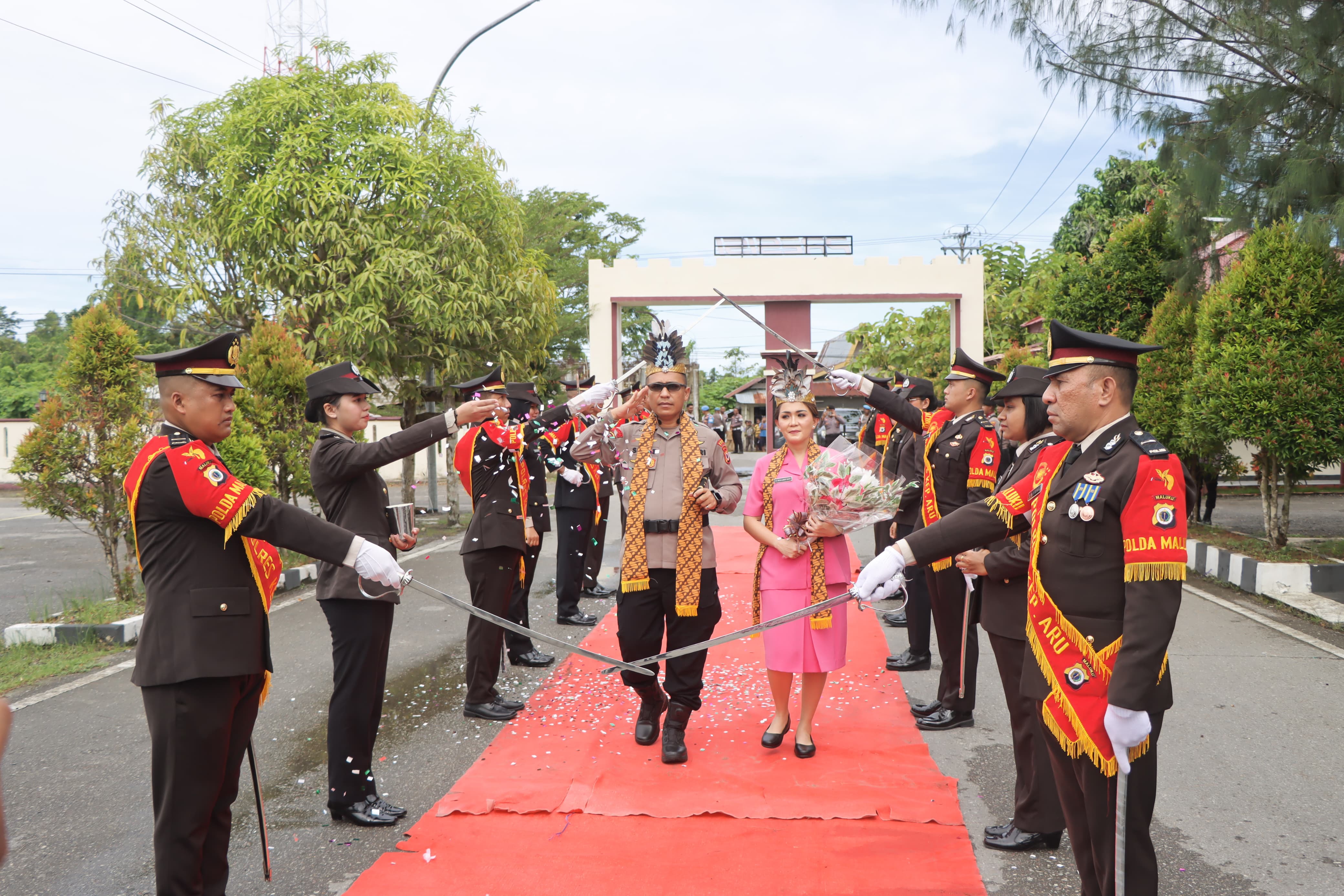 Tradisi Penyambutan Kapolres Kepulauan Aru AKBP ALBERT PERWIRA SIHITE, S.H., S.I.K., M.H.
