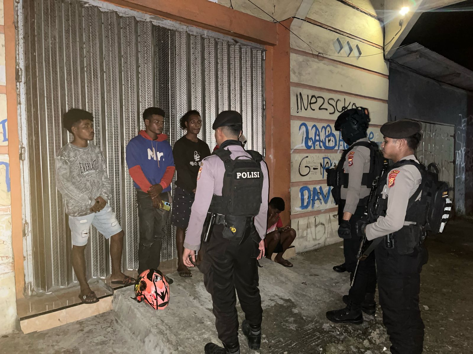 Patroli Malam Hari Di Bulan Ramadhan Sat Samapta Polres Kepulauan Aru Tamui Warga Sekitar.