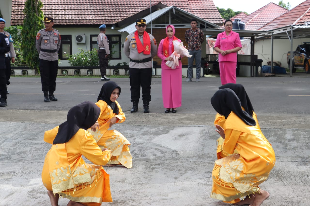 Polres SBT Gelar Tradisi Penyambutan Kapolres SBT