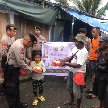 Polresta Ambon Berbagi Takjil kepada Pekerja Transportasi dan Buruh Pelabuhan