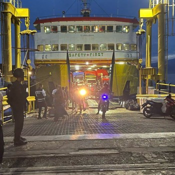 Polres Buru Laksanakan Pengamanan Kedatangan Kapal KM. Wayangan dalam Rangka Operasi Ketupat Salawaku 2025