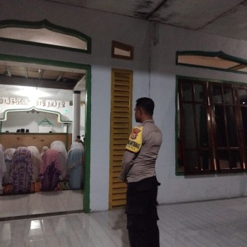 Bhabinkamtibmas Laksanakan Pengamanan Sholat Taraweh Dan Berikan Himbauan Kamtibmas.