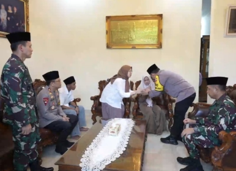Kapolri Berikan Penghargaan Rekpro Bintara ke Daffa, Sepupu Almarhum Briptu Ghalib