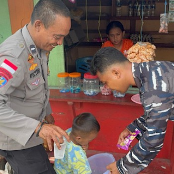 Respon cepat Petugas Pos Pam Polres Kepulauan Tanimbar, berhasil kembalikan Anak yang terpisah ke Orang tua nya