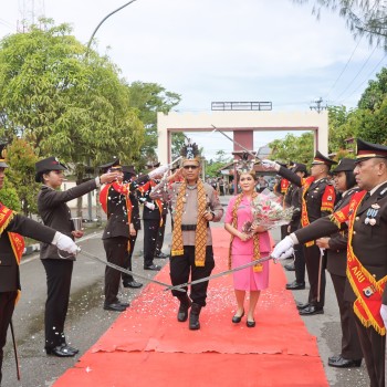 Tradisi Penyambutan Kapolres Kepulauan Aru AKBP ALBERT PERWIRA SIHITE, S.H., S.I.K., M.H.