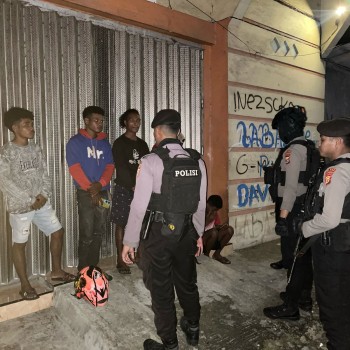 Patroli Malam Hari Di Bulan Ramadhan Sat Samapta Polres Kepulauan Aru Tamui Warga Sekitar.