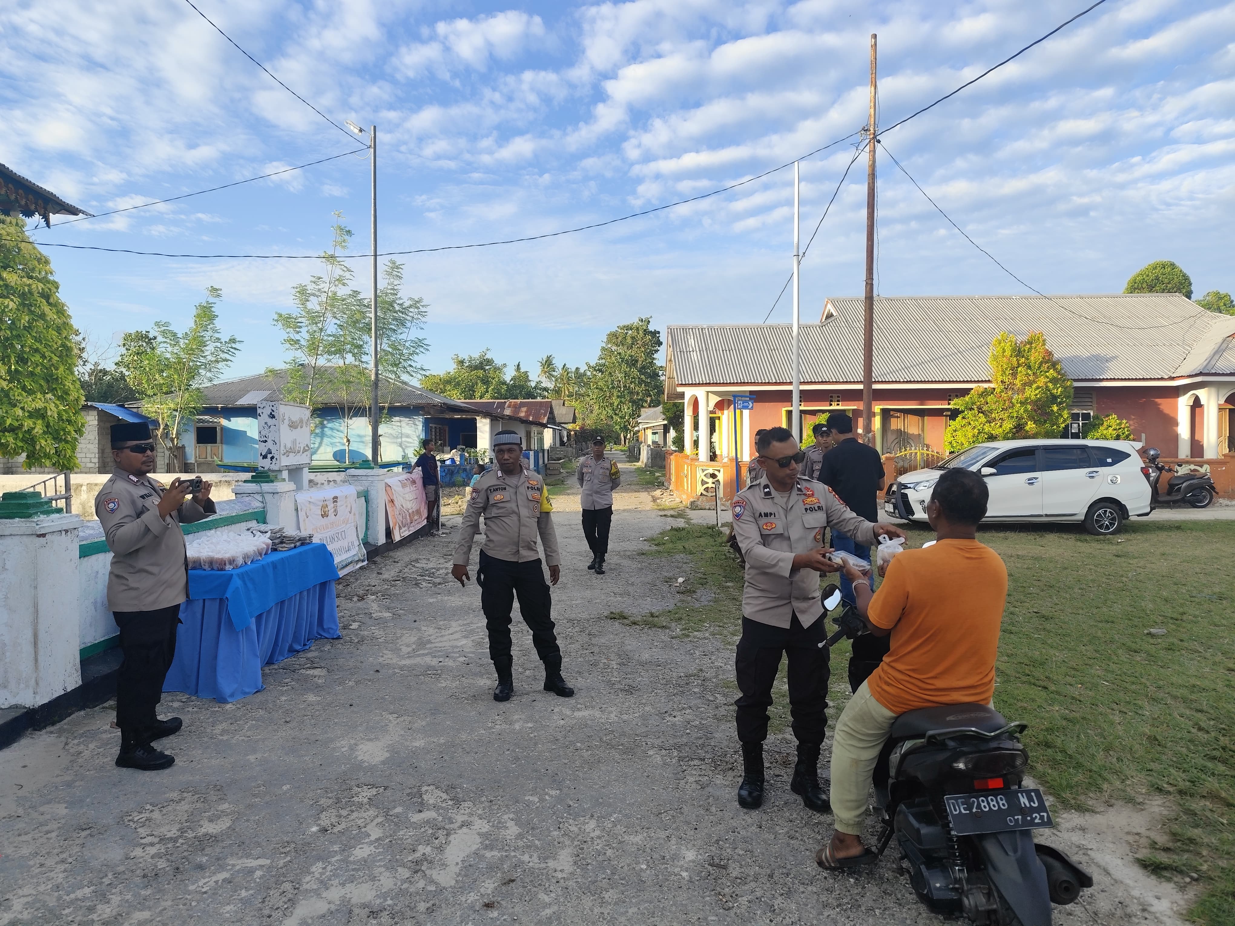 Polsek Saparua Berbagi Takjil di Depan Masjid Nurahman Negeri Kulur