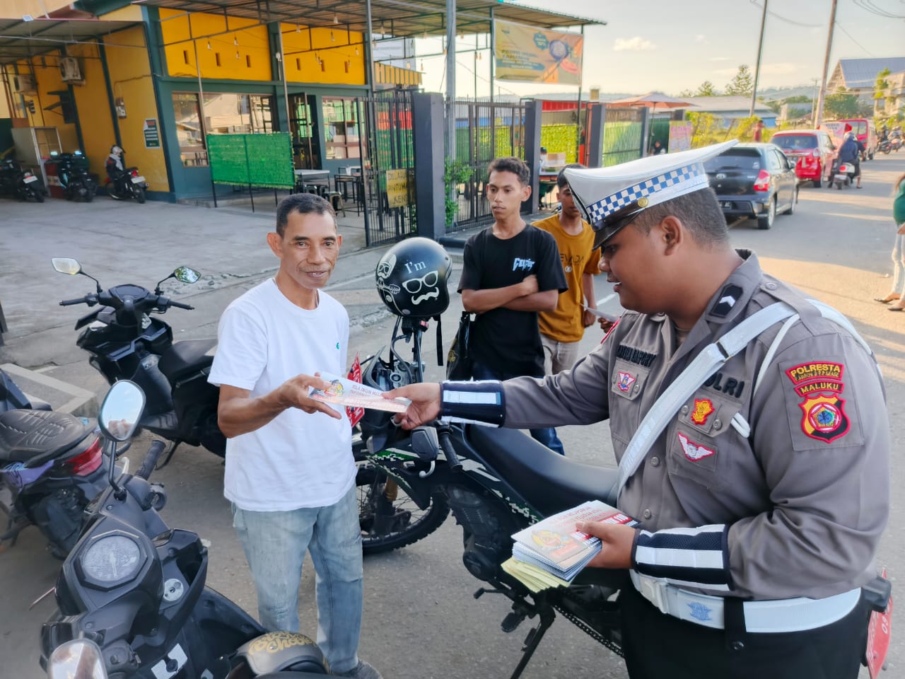 Polsek Ambon Tertibkan Parkir Liar dan Bagikan Brosur Hotline Mudik Polri