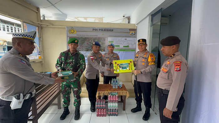 Kapolres Kepulauan Tanimbar pantau Pos Pam dan Yan Ops Ketupat Salawaku 2025 sekaligus berikan bingkisan