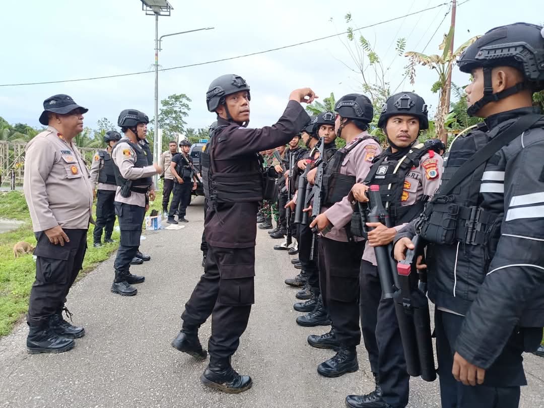 Personel TNI - Polri Ambil Alih Situasi Kamtibmas Desa Sawai dan Rumaholat