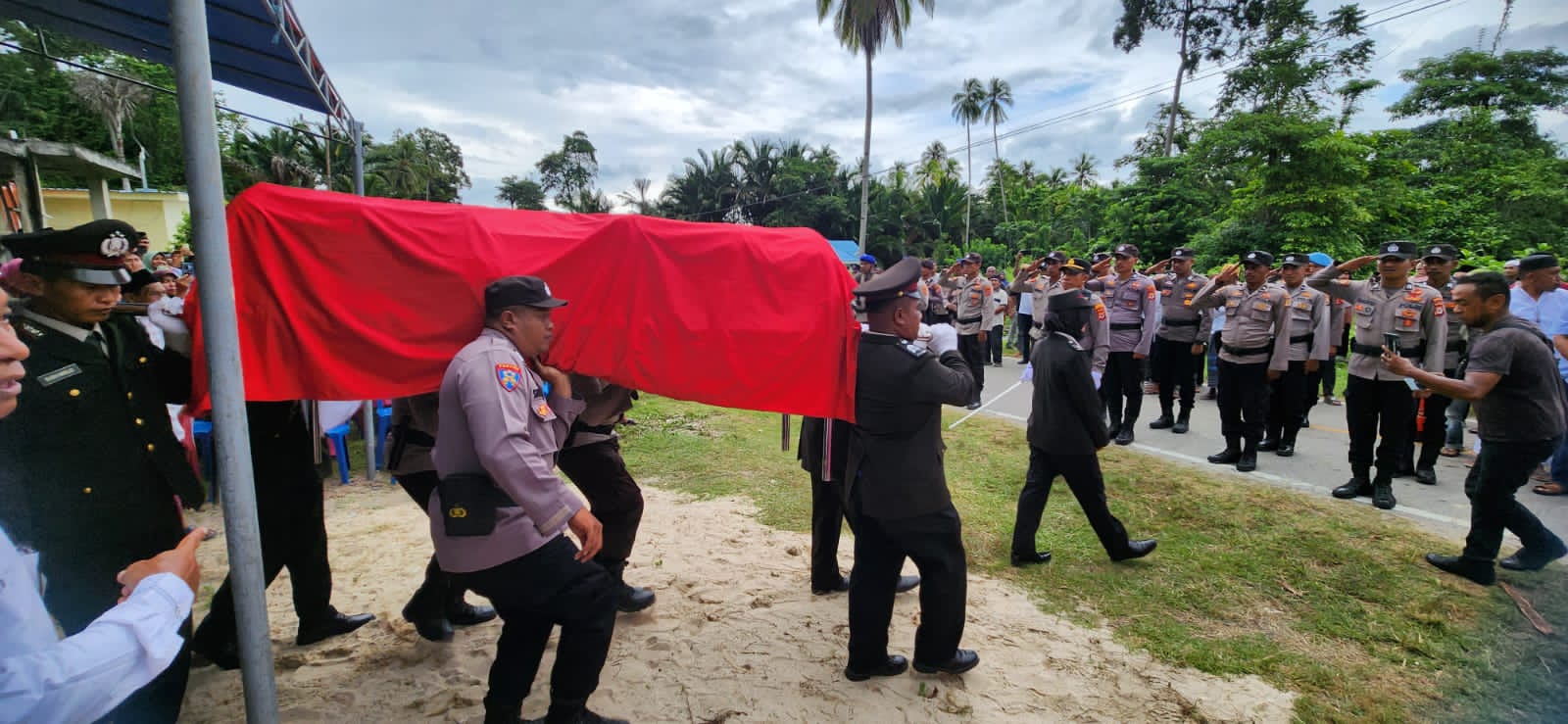 Beri Penghormatan Terakhir, Polres Malteng Gelar Upacara Pemakaman Aipda Anumerta Husni Abdullah