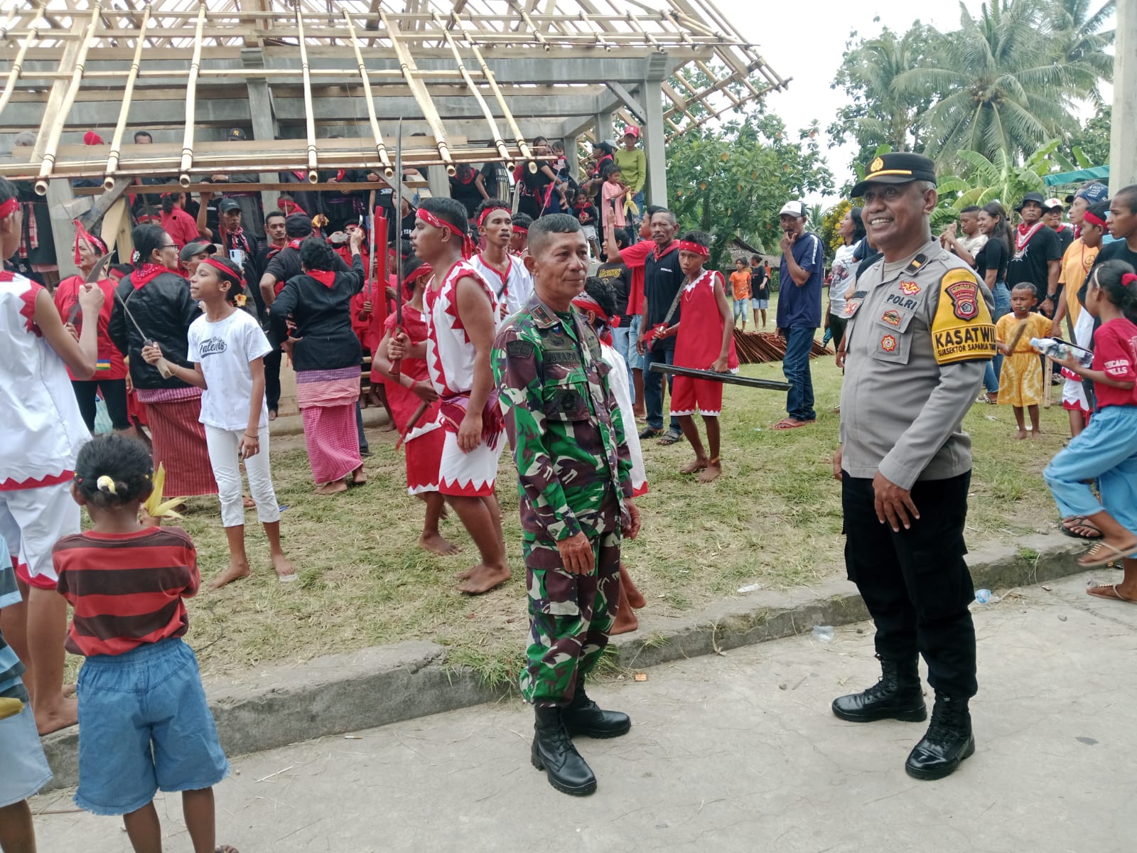 Polsek Saparua dan Koramil 1504-03 Amankan Kegiatan Budaya “Tutup Baileo” di Negeri Itawaka