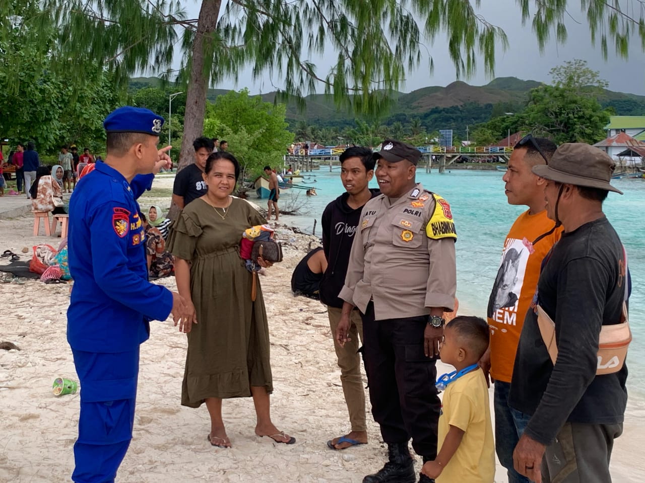 Pos Pelayanan Pantai Jikumerasa dan Bandara Namniwel Laksanakan Pengamanan dan Patroli di Destinasi Wisata Pantai Baikolet dan Pasir Putih