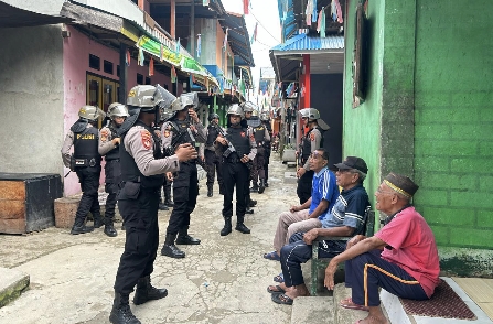 Personil BKO Polda Maluku Patroli Kamtibmas di Desa Sawai