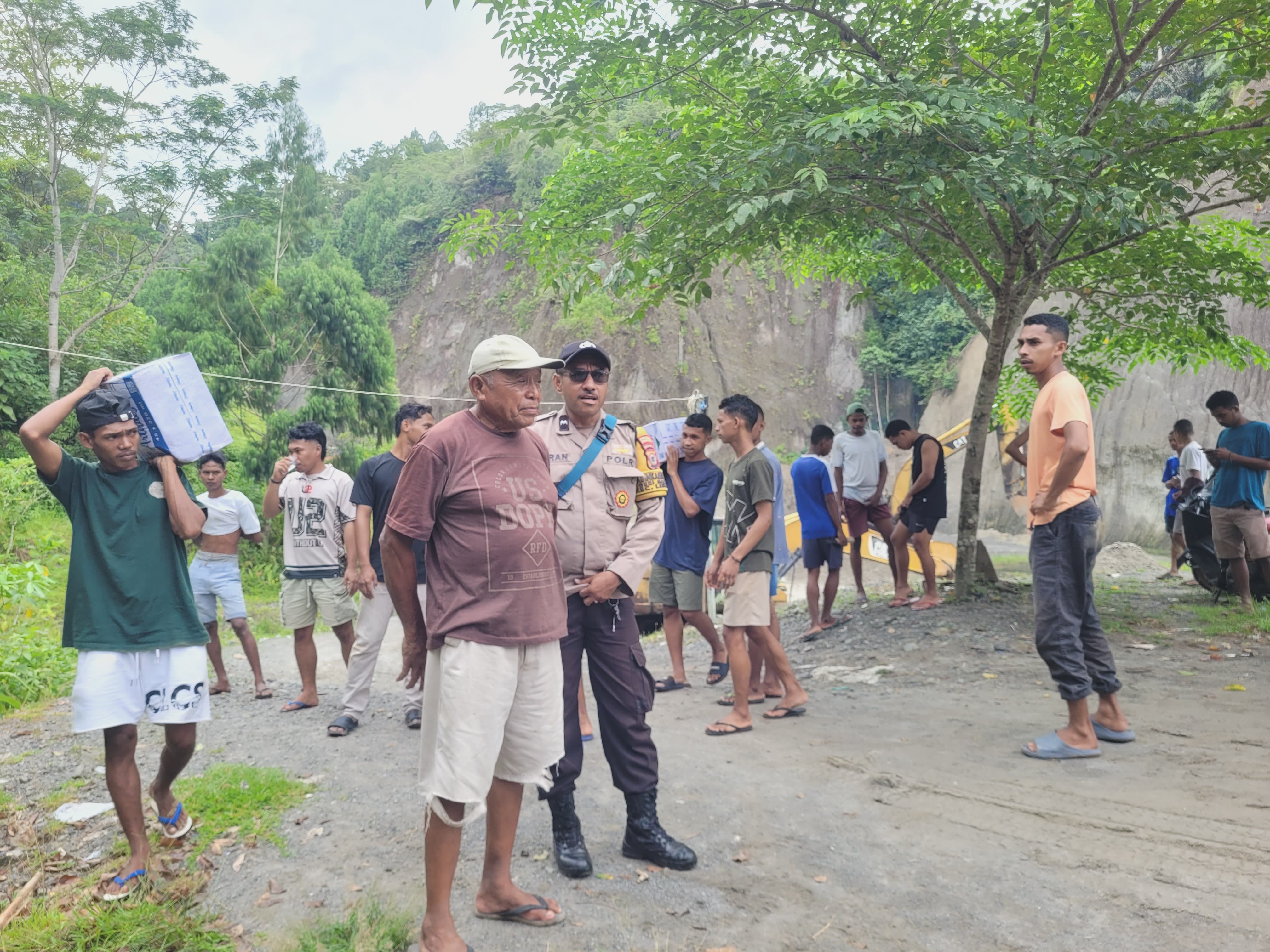 Bhabinkamtibmas Negeri Mamala Kawal Pengambilan Sapu Lidi untuk Tradisi Pukul Sapu Lidi 7 Syawal