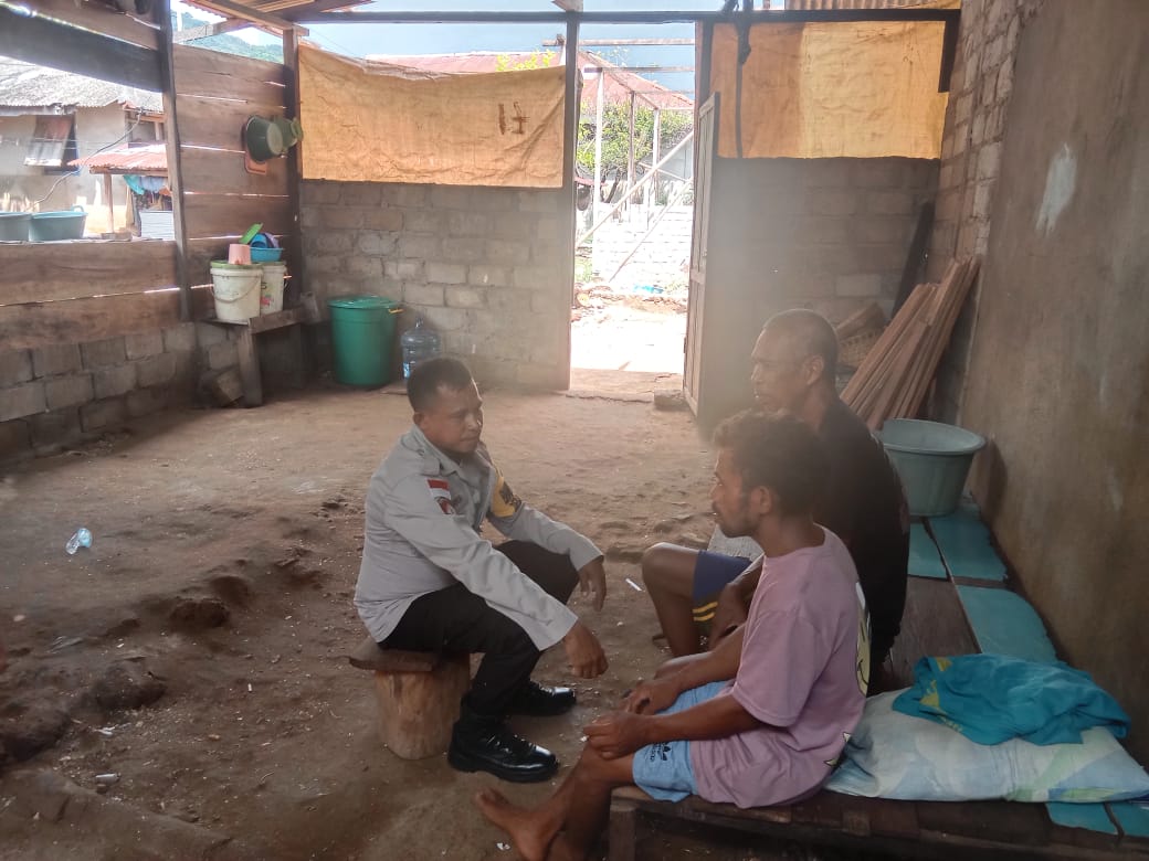 Bhabinkamtibmas  Aipda Jennia Himbau Warga Desa Pupliora Jaga Kamtibmas
