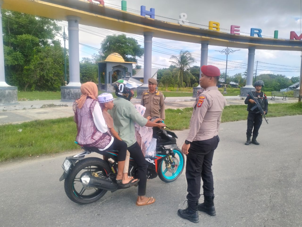 Patroli Jalan Kaki dan Gatur Pagi Pos Pengamanan Tugu Tani Antisipasi Arus Balik Mudik di Kabupaten Buru