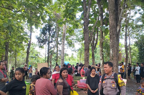 Sampaikan pesan Kamtibmas, Bhabinkamtibmas Ilngei lakukan patroli sambang pada tempat Wisata