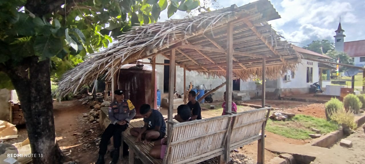 Bhabinkamtibmas Bripka Sutiray Sosialisasi Kamtibmas Kepada Warga Desa Mahuan