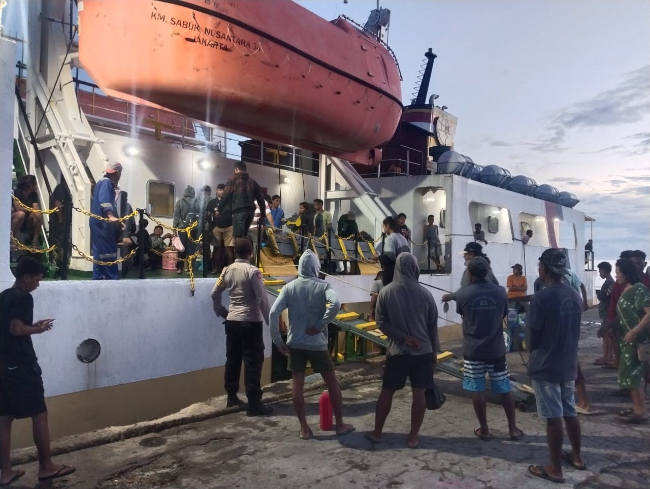 KPPP Polsek Serwaru Maksimalkan Pengamanan Aktifitas Penumpang di Pelabuhan Laut Serwaru