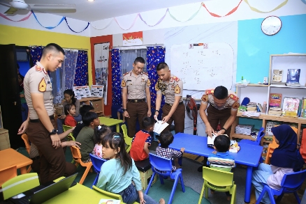 Kepedulian Taruna Akpol : Mengajarkan Calistung Hingga Memotivasi Anak Jalanan