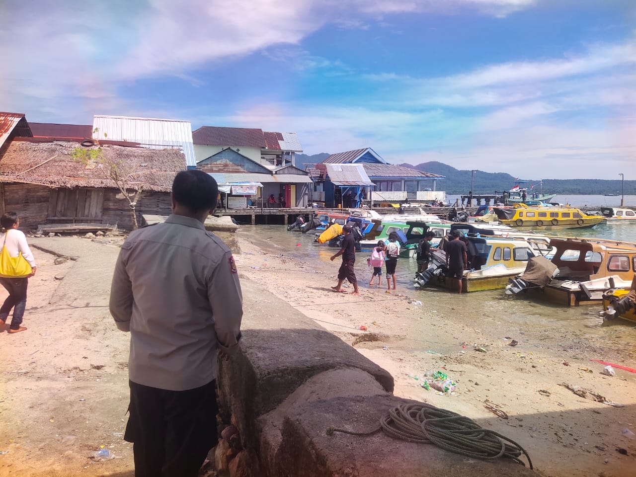 Polsek Salahutu Gelar Patroli Dialogis, Wujudkan Rasa Aman di Kawasan Pelabuhan