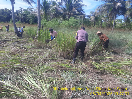Gotong royong bersihkan lahan, Bhabinkamtibmas Eliasa ajak Warga dukung Ketahanan Pangan