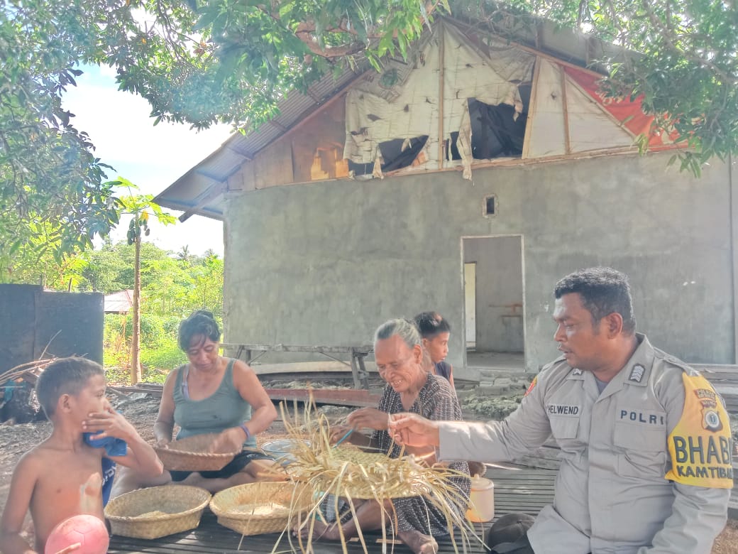 Bhabinkamtibmas Bripka Helwend Himbau Warga Desa Nura Jaga Stabilitas Kamtibmas