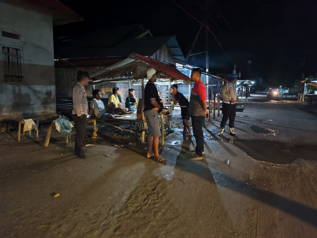 Jaga Kamtibmas Personil Polsek Waesala Giat Patroli Malam.