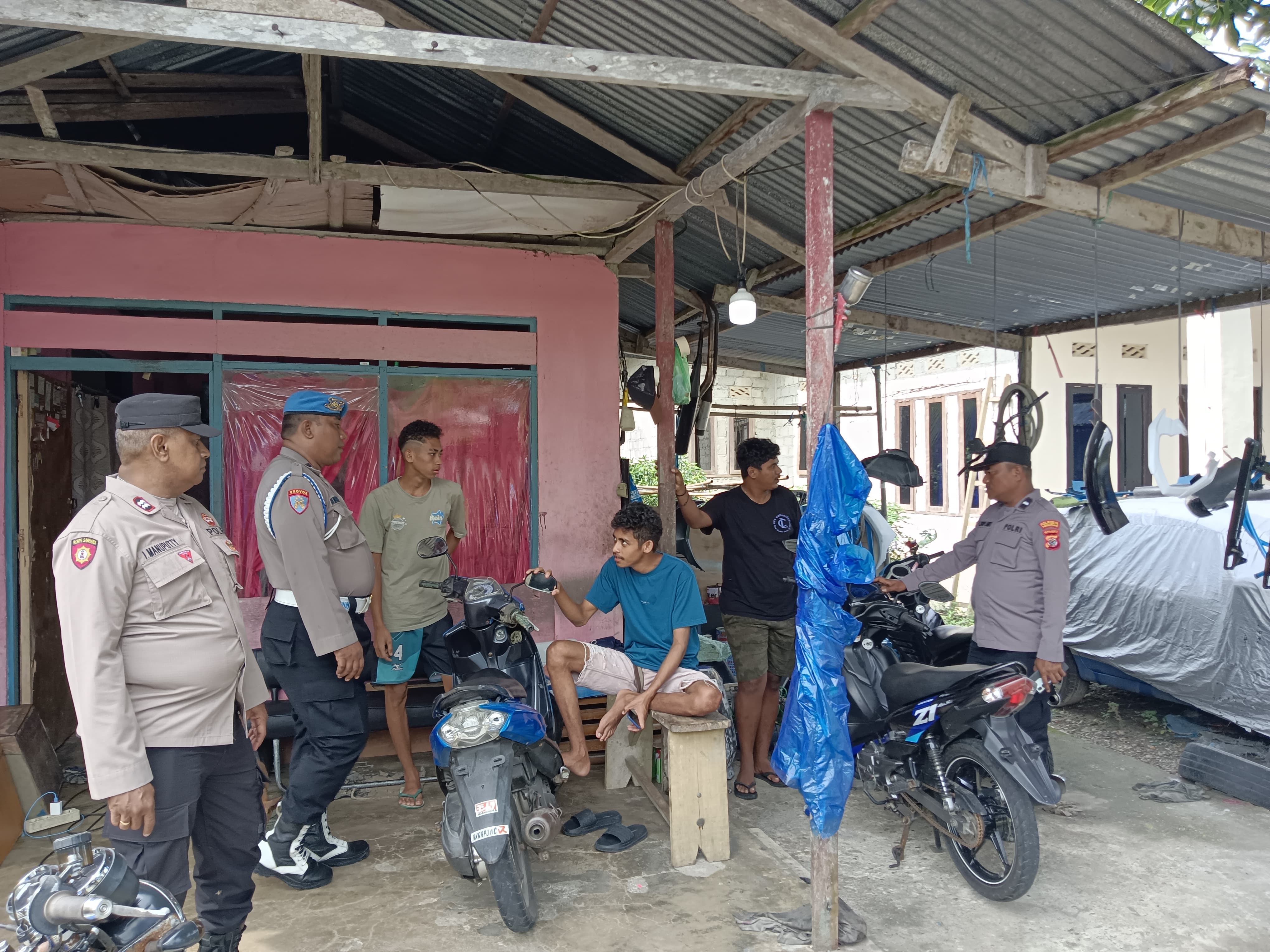 Polsek Leitimur Selatan Laksanakan Patroli Rutin, Warga Diberi Pesan Kamtibmas