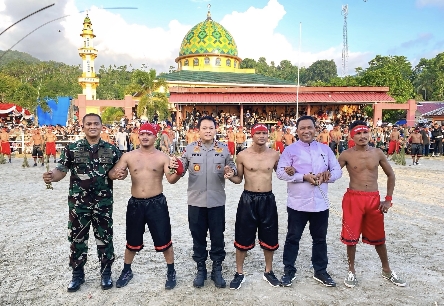 Kapolda Maluku Apresiasi Karnaval Budaya Pukul Sapu Lidi di Mamala-Morela