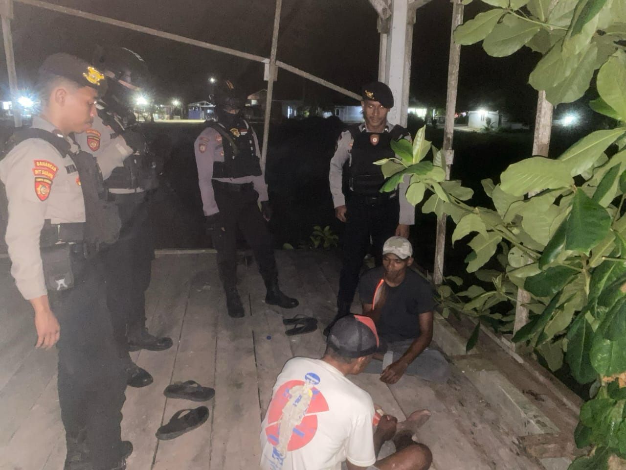 Laksanakan Patroli Malam Hari Satuan Samapta Poles Kepulauan Aru Berikan Himbauan Kamtibmas Pada Warga Binaanya.