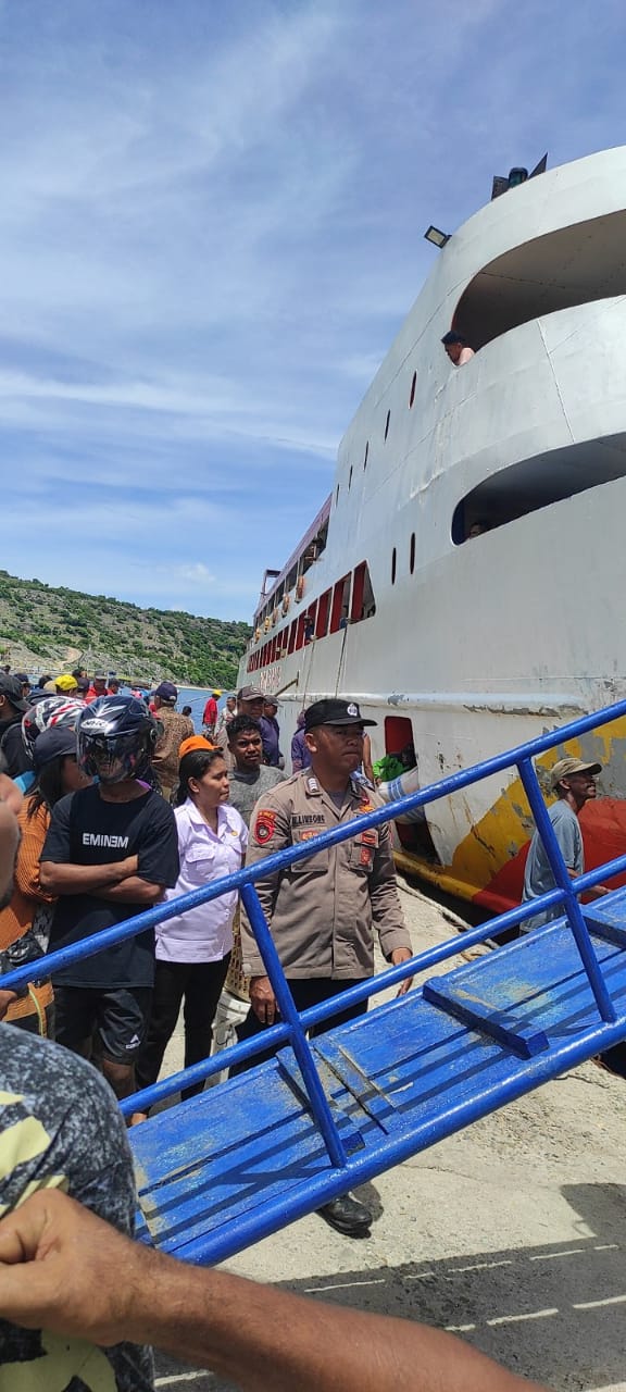 KPPP Polsek Kisar Hadir Melayani  Aktifitas Warga di Pelabuhan Laut Wonreli