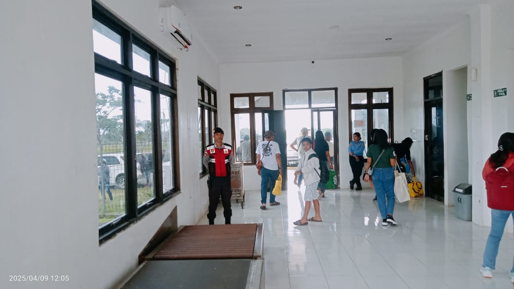 Polres MBD melayani Aktifitas Penumpang Dalam Penerbangan di Bandara Jos Orno Imsula.
