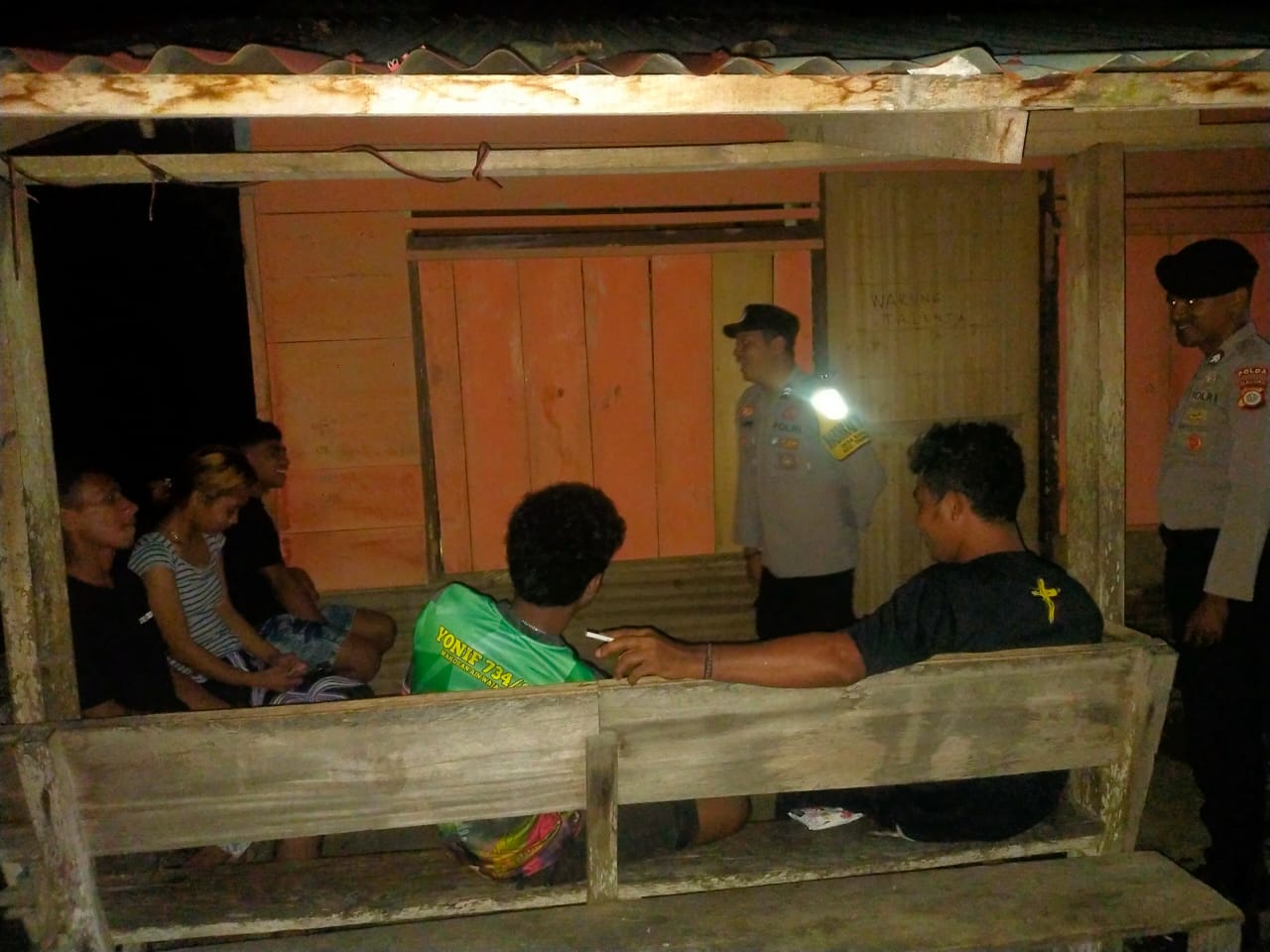 Patroli Malam Polsek Taniwel Berikan Himbauan Kepada Warga.