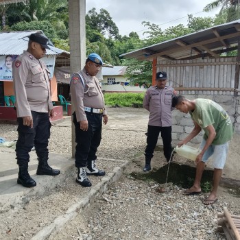 Polsek Leitimur Selatan Gelar Razia Miras di Negeri Hutumuri, Lima Liter Sopi Dimusnahkan