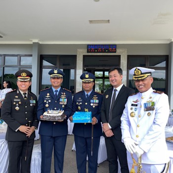 Usai upacara peringatan HUT TNI AU yang ke-79, Kapolres Kepulauan Tanimbar bersama PJU beri kejutan