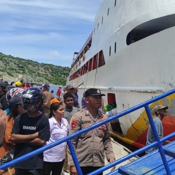 KPPP Polsek Kisar Hadir Melayani  Aktifitas Warga di Pelabuhan Laut Wonreli